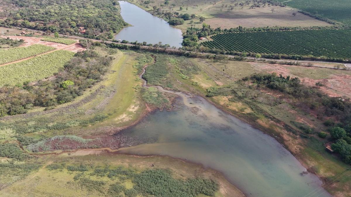 Braço do reservatório junto à via de acesso existente